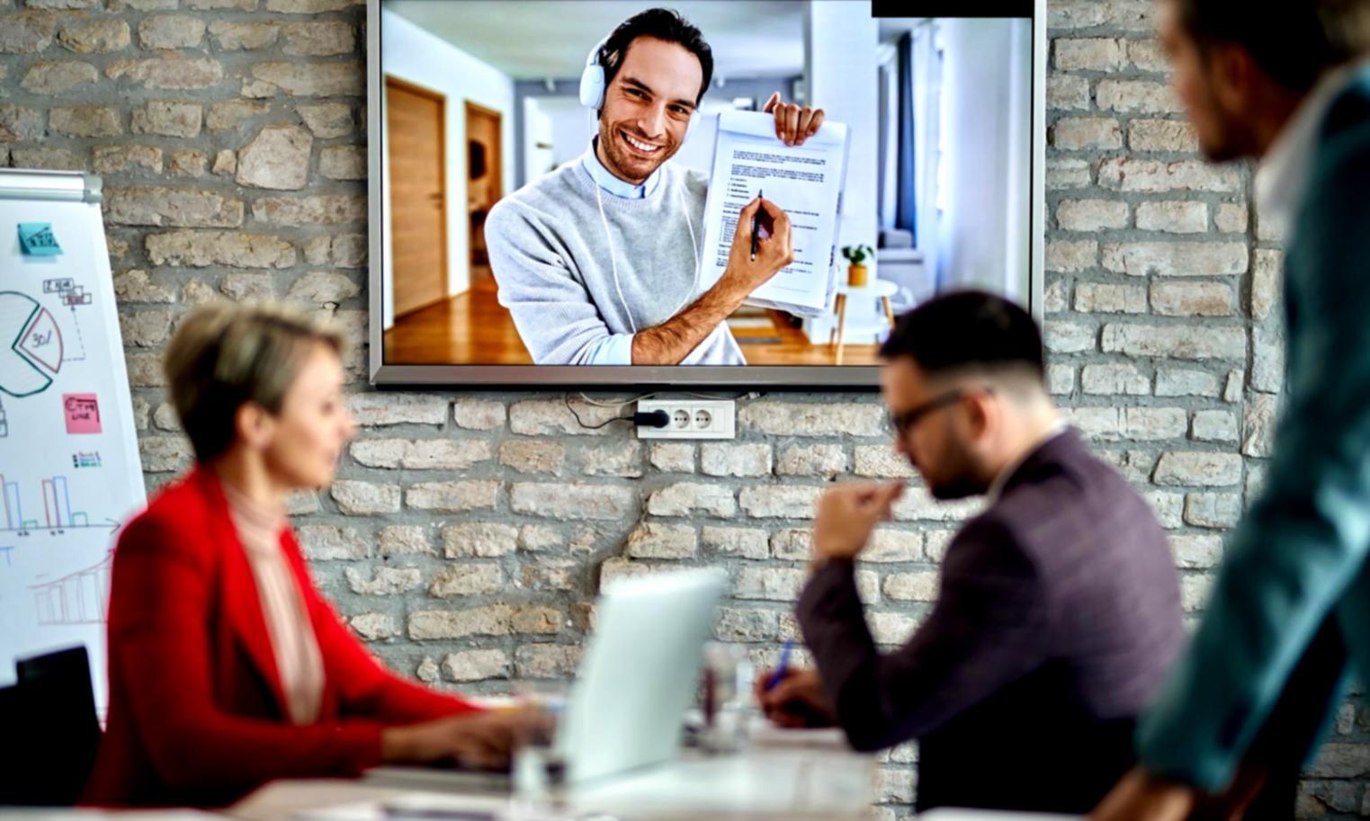 Moderne Büroumgebung mit Finanzunterlagen und Laptop